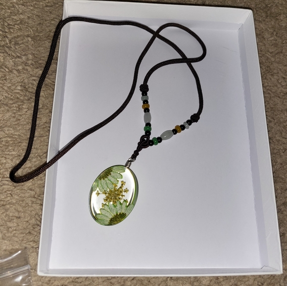 Beautiful Necklace with Jade beats - Picture 2 of 2